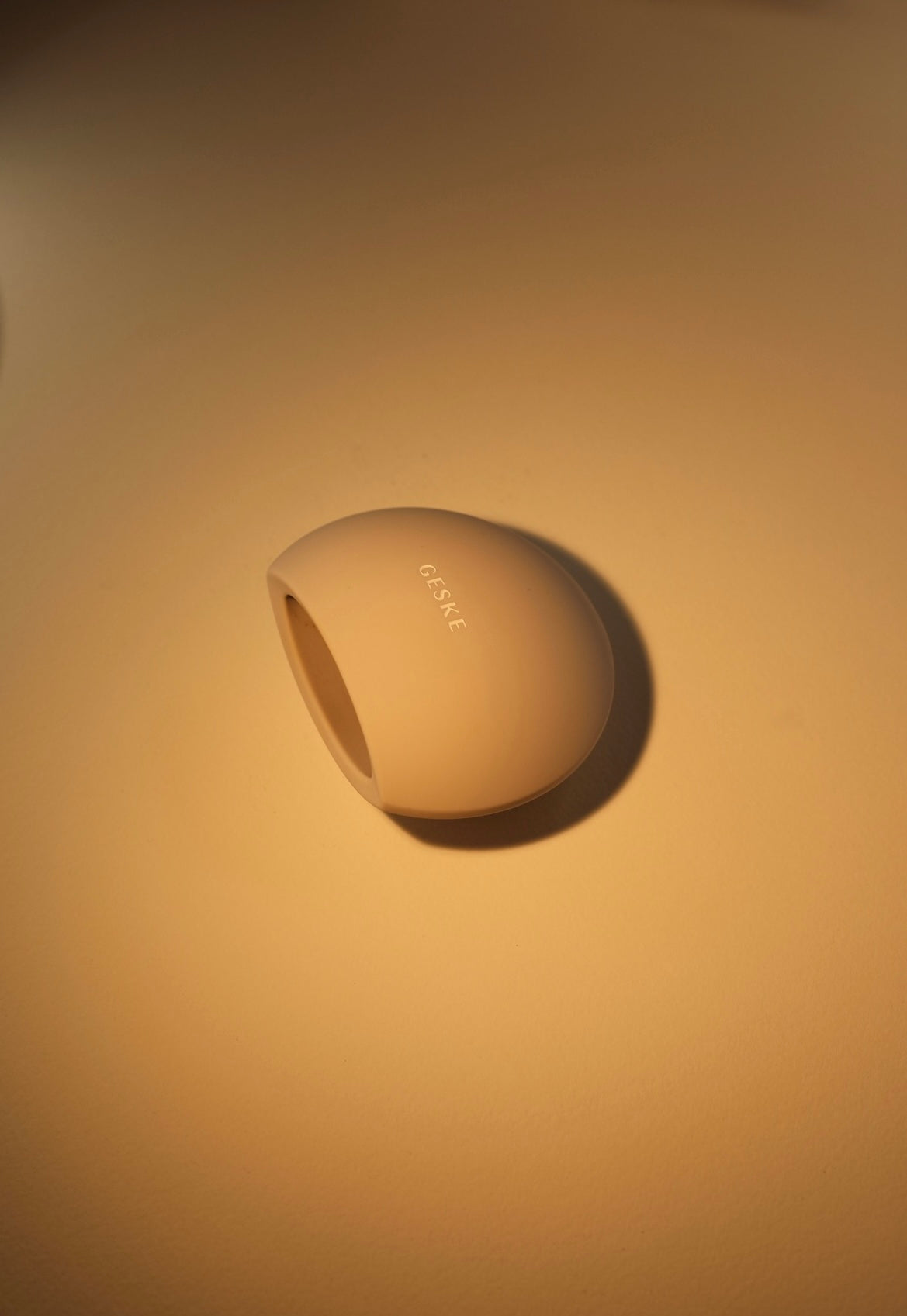 GESKE Lip Volumizer & Booster 4-in-1 Starlight – a device for fuller, smoother and shinier lips.