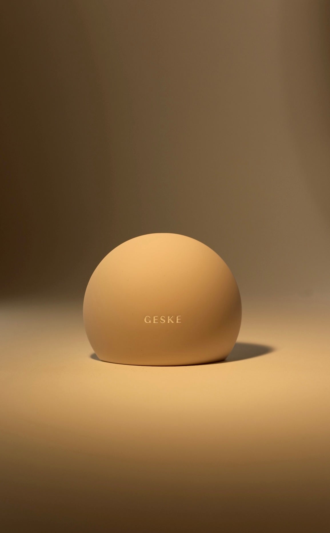 GESKE Lip Volumizer & Booster 4-in-1 Starlight – a device for fuller, smoother and shinier lips.