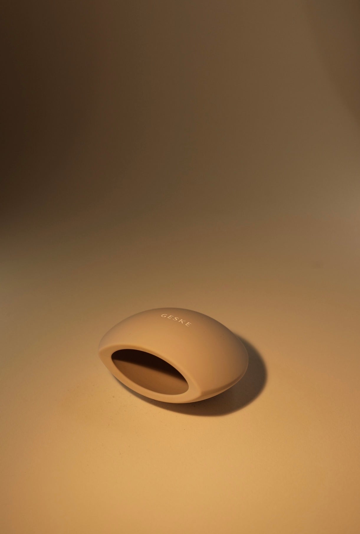 GESKE Lip Volumizer & Booster 4-in-1 Starlight – a device for fuller, smoother and shinier lips.